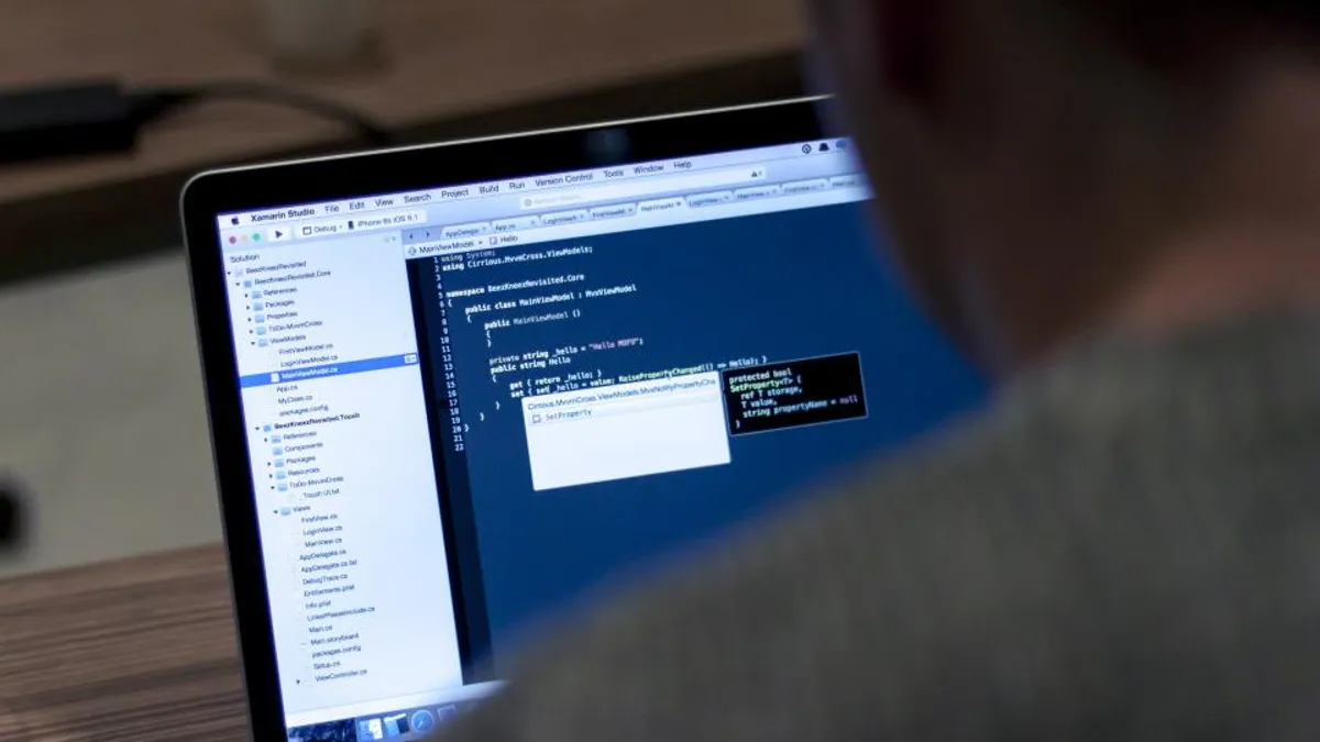 Profesional de tecnología analizando datos de inteligencia artificial en pantalla