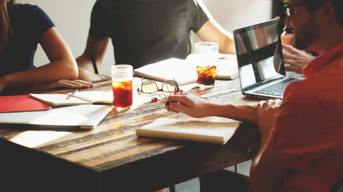 Personas conversando en un meetup de tecnologia en Quito