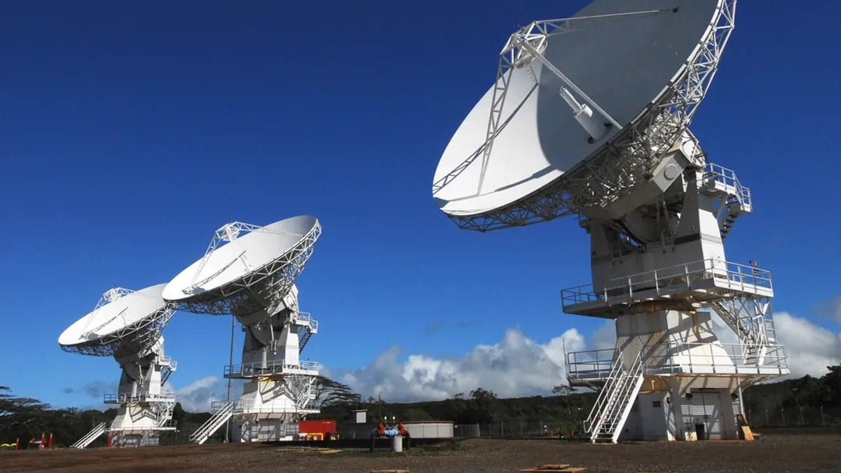 Antena de internet satelital instalada en una zona rural