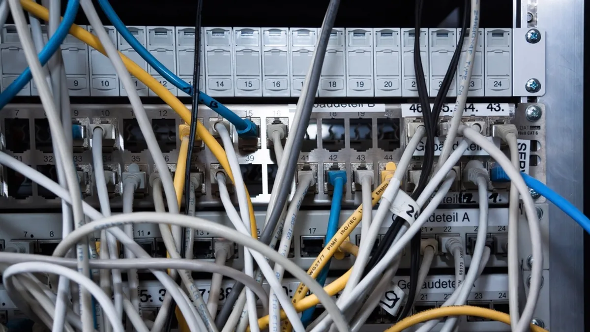 Interior de datacenter con racks y luces LED