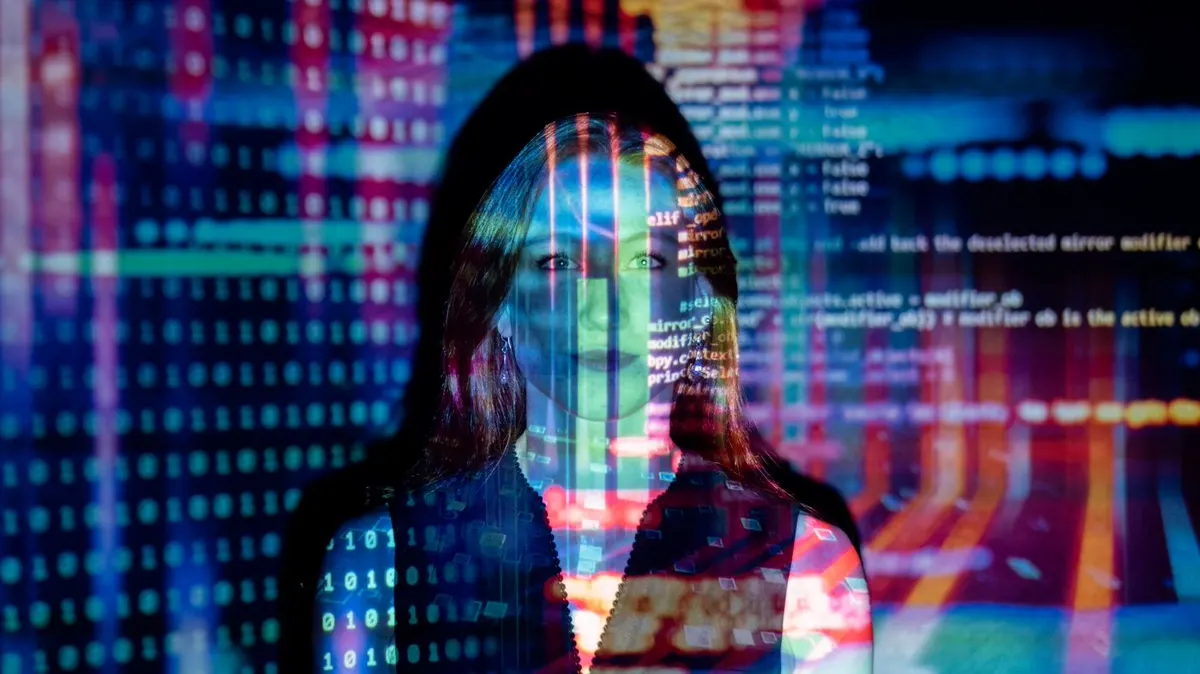 Equipo de desarrolladores programando integraciones de software e inteligencia artificial