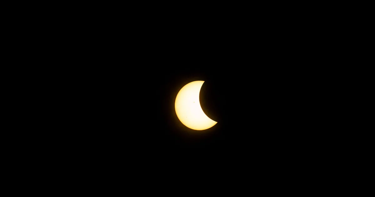 Eclipse total de sol mostrando la corona solar