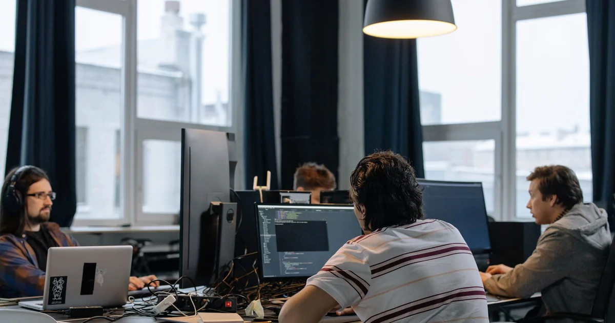 Emprendedores en coworking con laptops