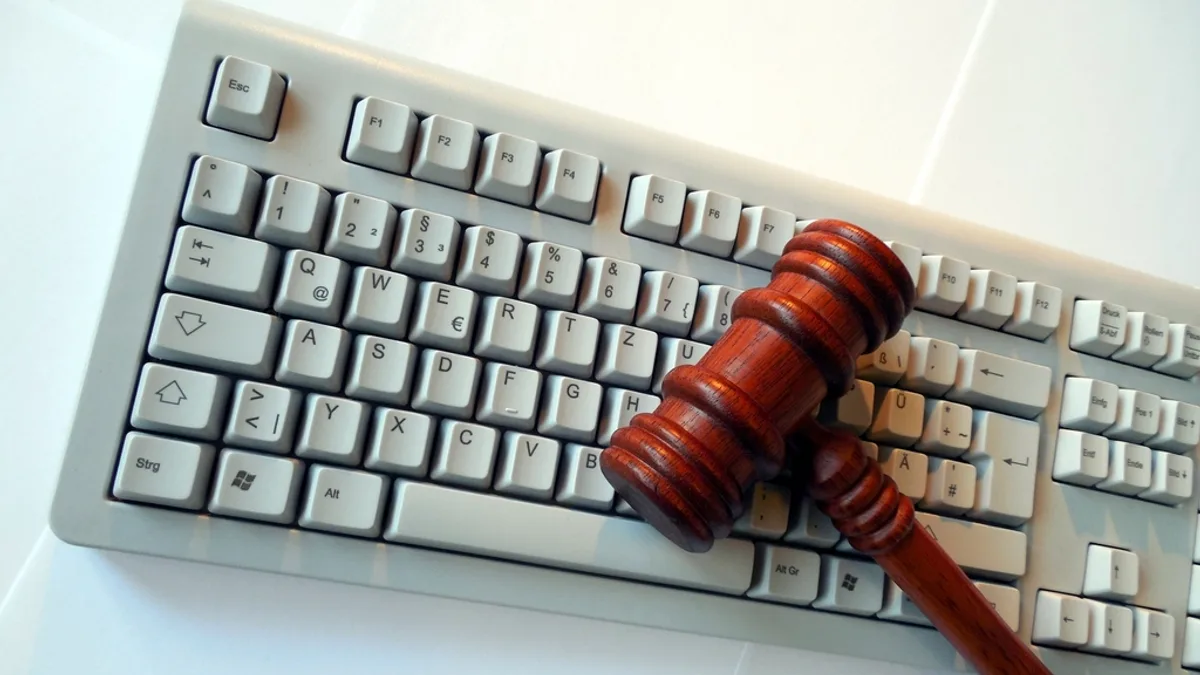 Concepto de seguridad digital con candado sobre una red