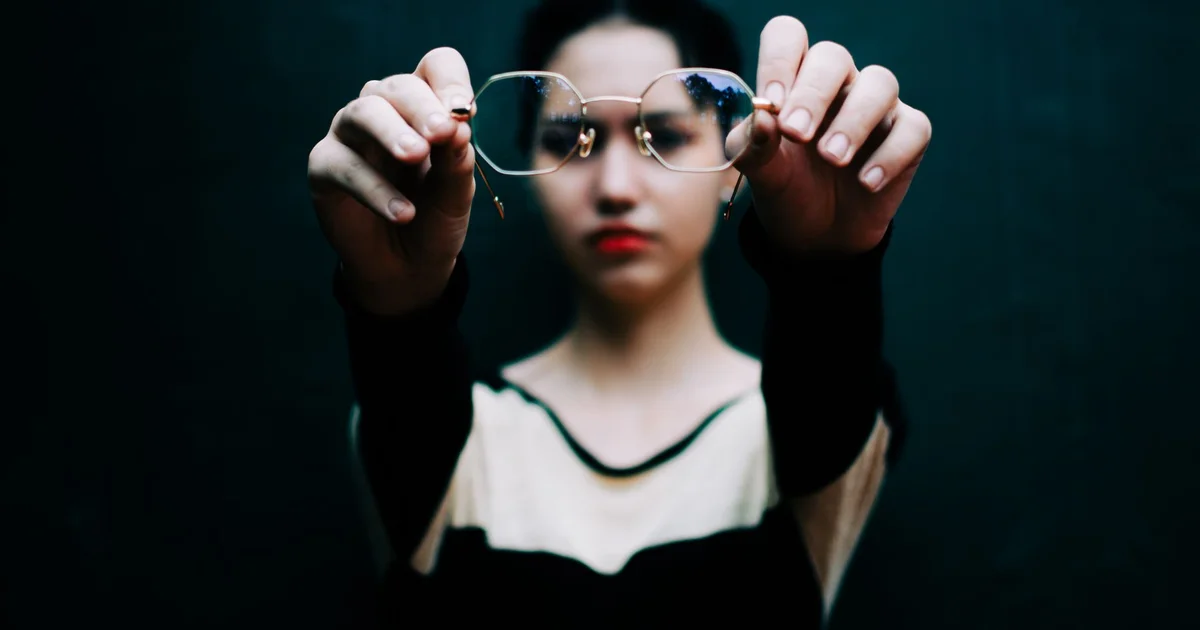 Gafas inteligentes con cámara integrada y un punto de luz LED