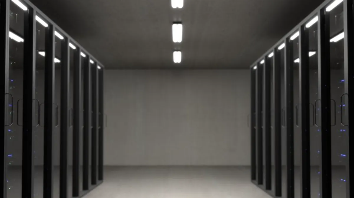 Racks de servidores en centro de datos y arquitectura de nube