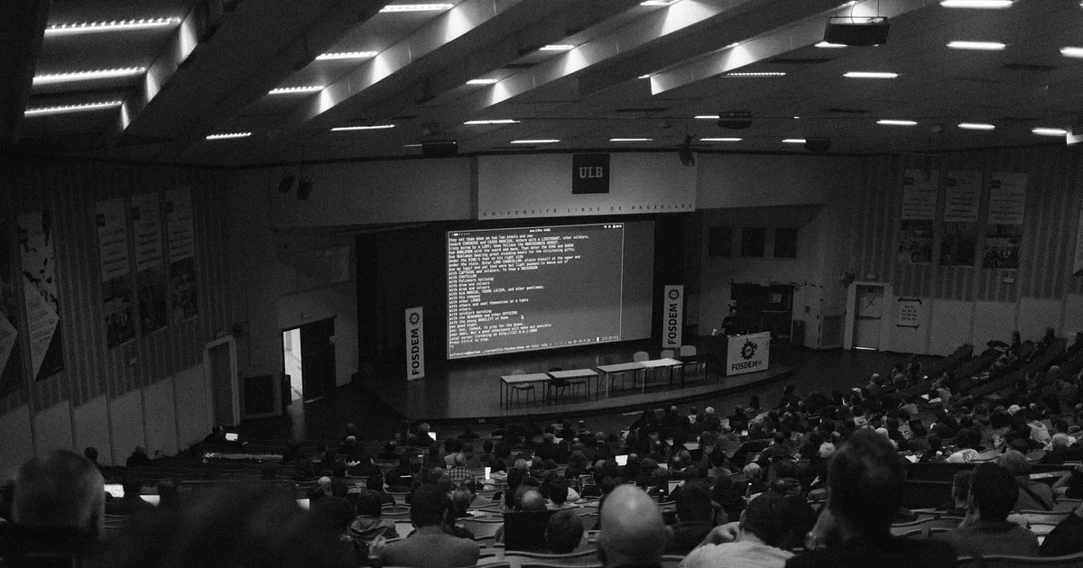 Evento de tecnología con ponentes y audiencia sobre inteligencia artificial