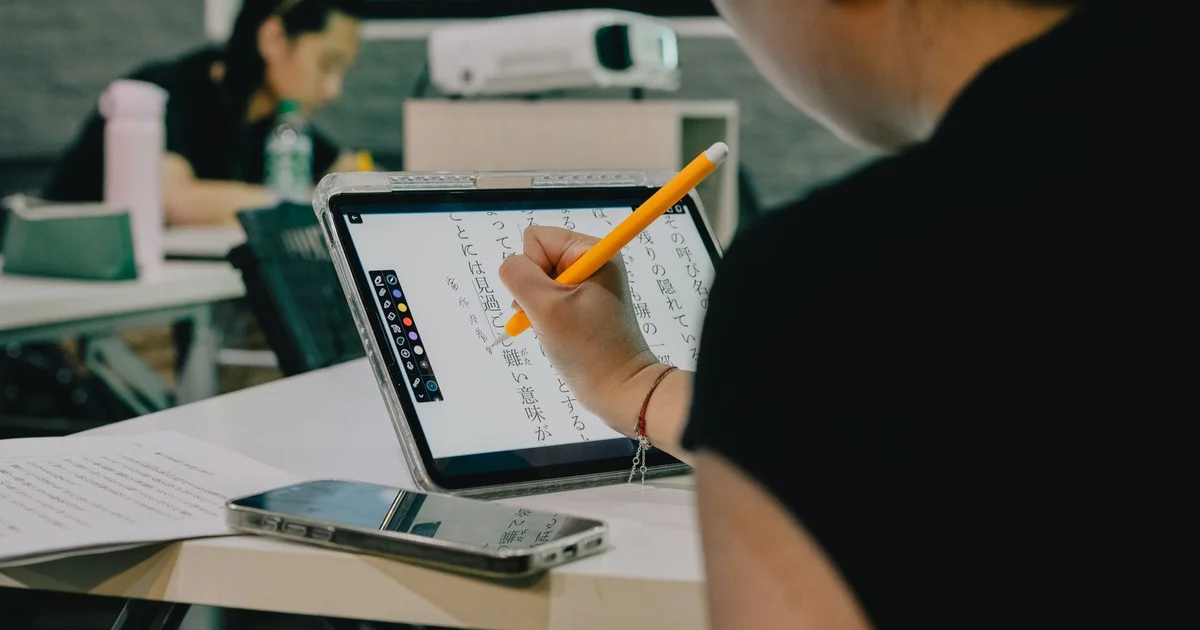 Estudiantes usando tabletas en aula moderna en Ecuador