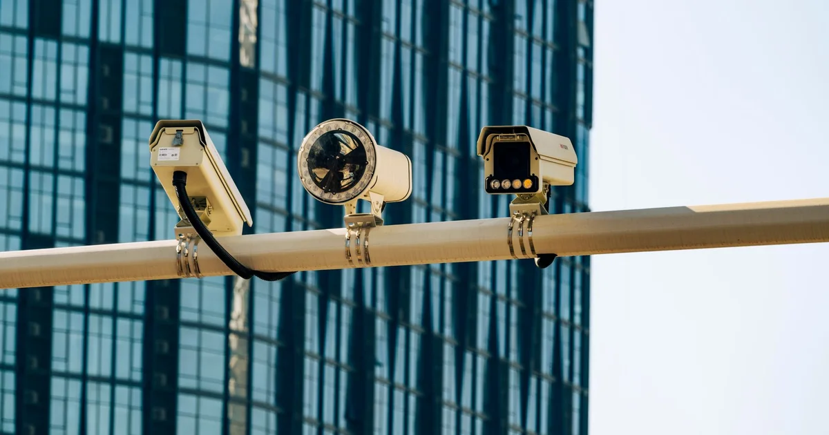 Cámaras de seguridad inteligentes en avenida de Quito