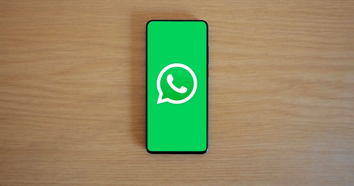 Smartphone mostrando conversación de WhatsApp Business