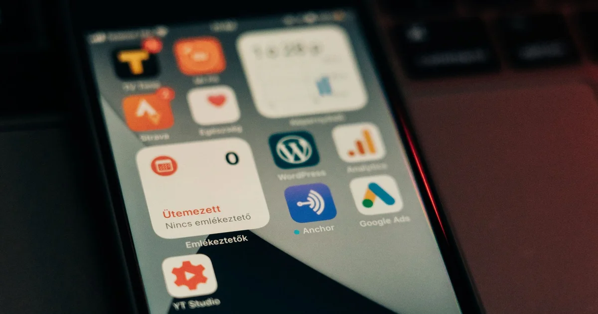Teléfono móvil mostrando WhatsApp con un mensaje de cuenta bloqueada