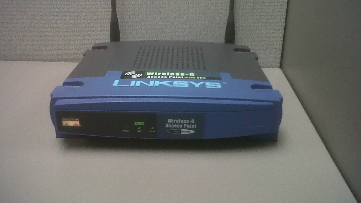 Punto de acceso inalámbrico en el techo de un aula con muchos dispositivos conectados