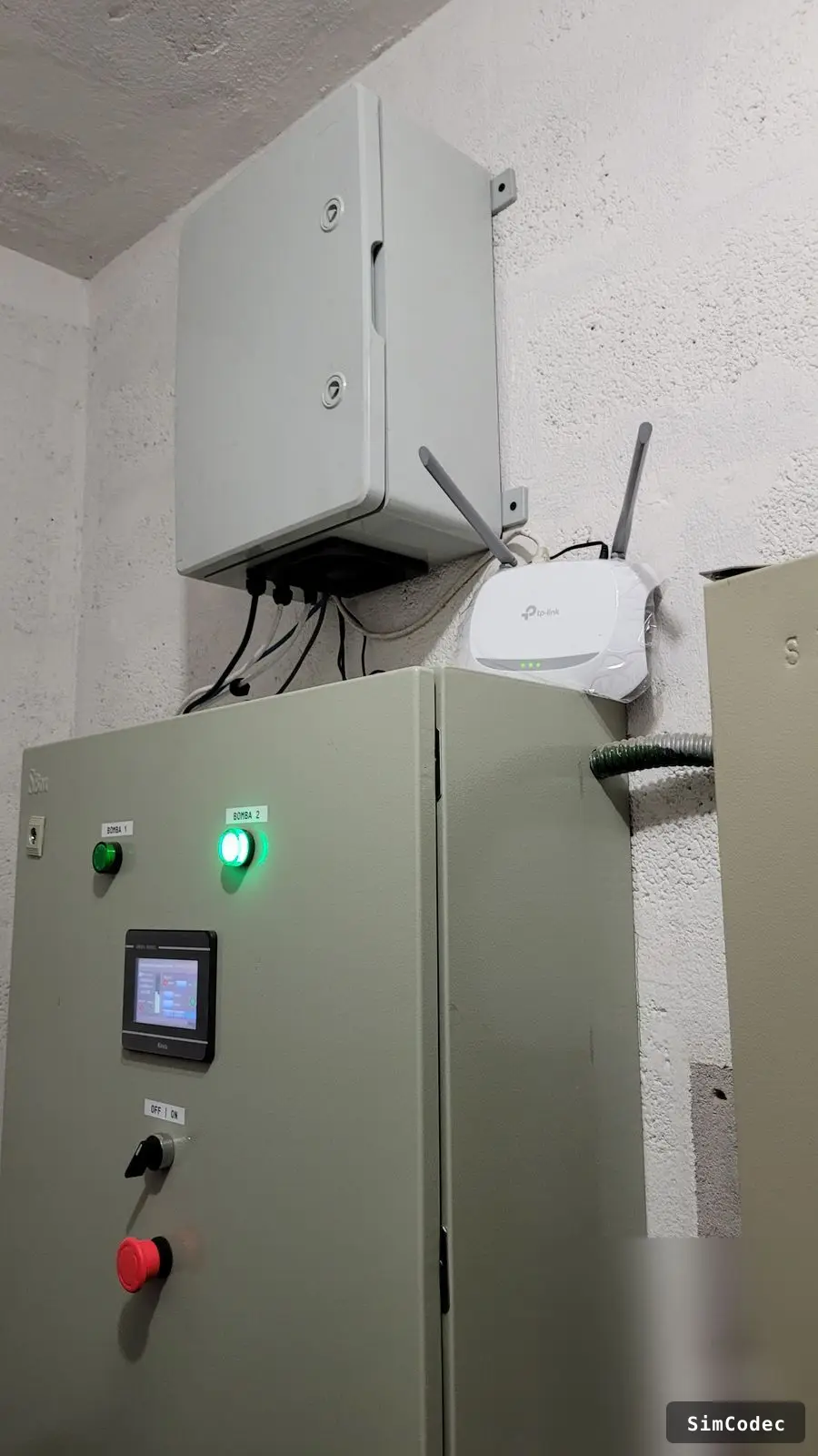 Gabinete de control instalado en sitio