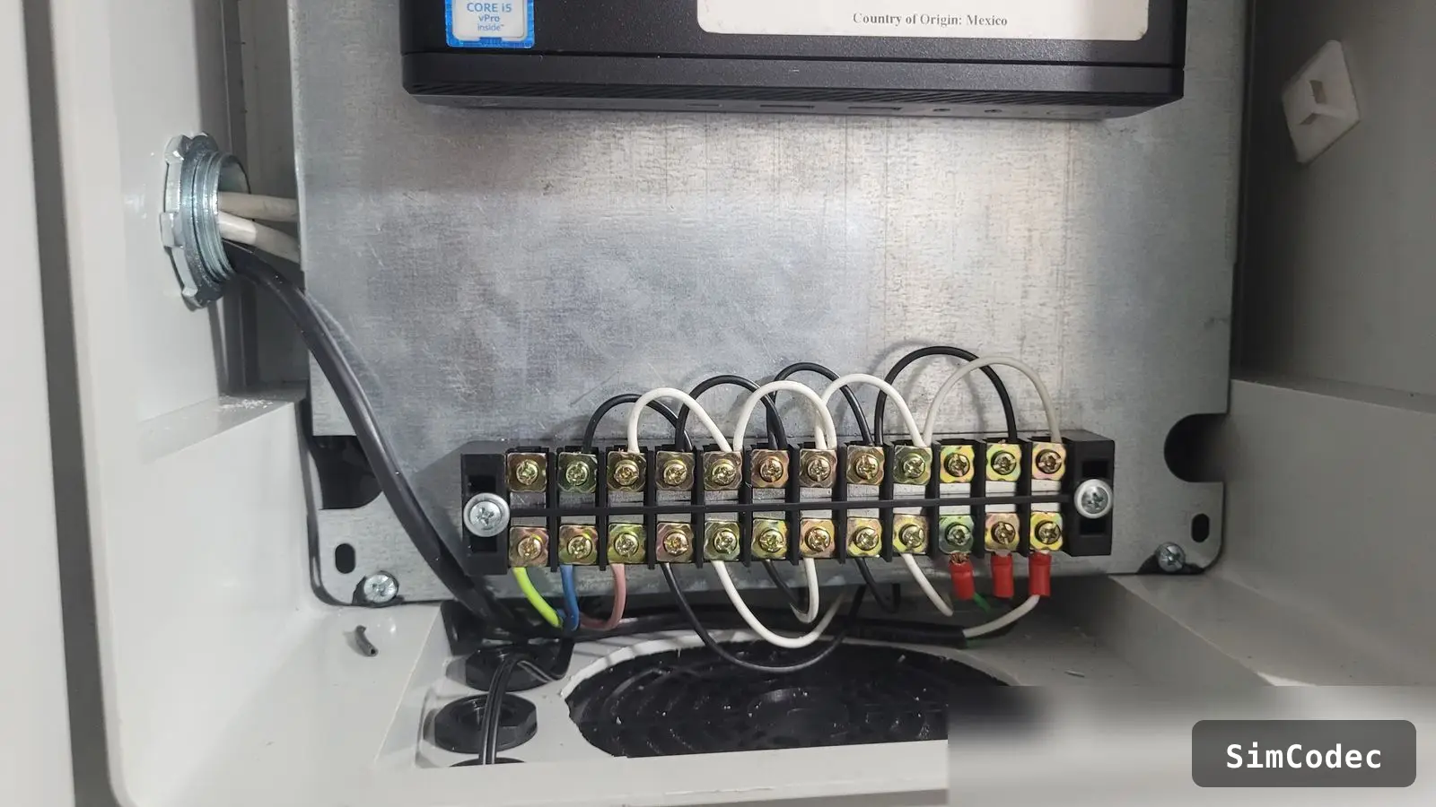 Borneras y cableado del gabinete