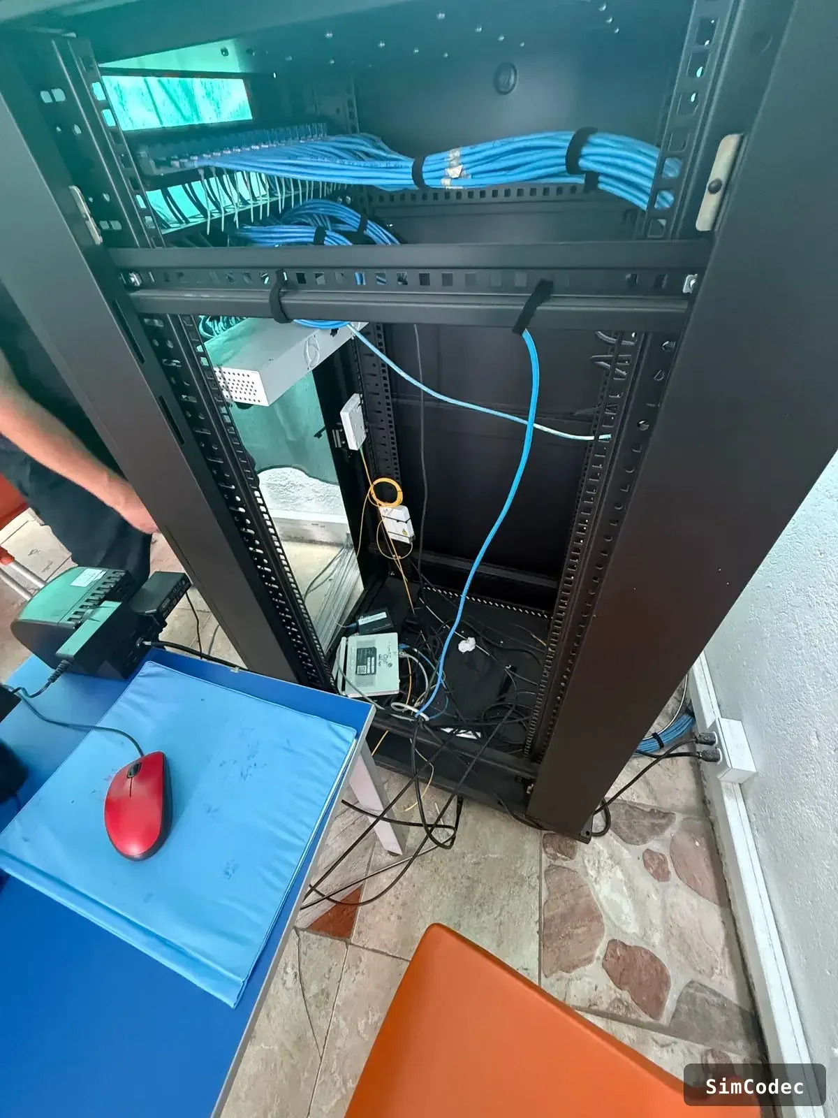 Rack con cableado estructurado