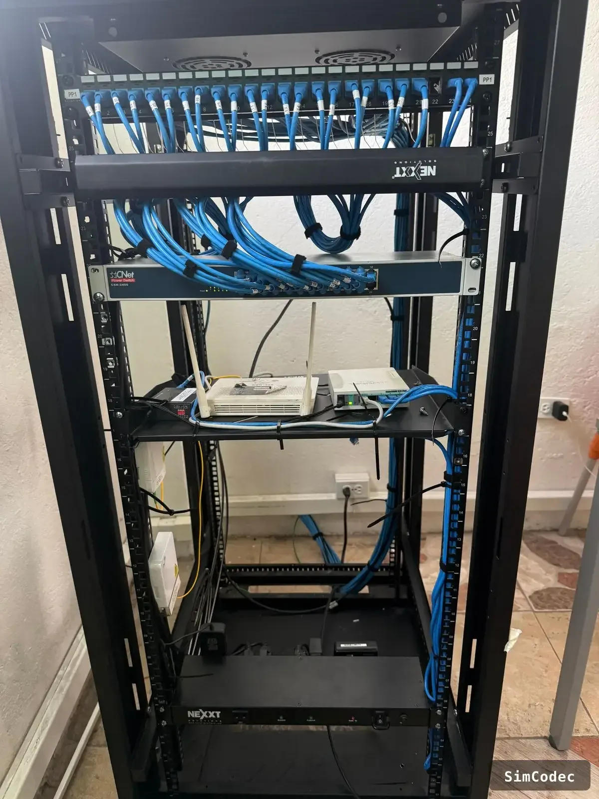 Rack ordenado y etiquetado