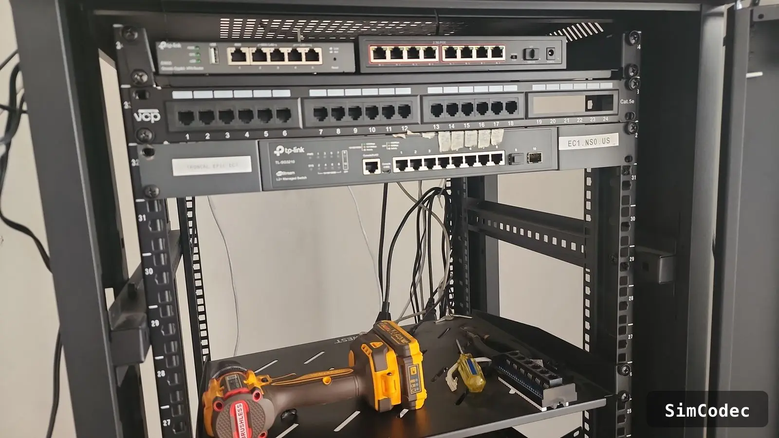 Instalación de patch panel y switches