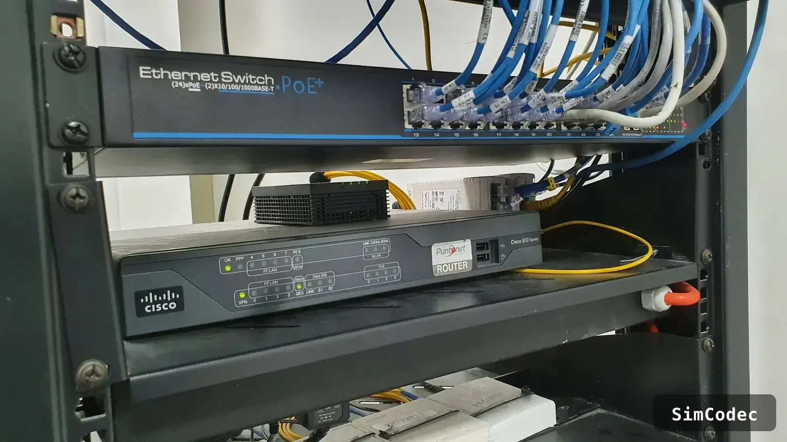 Switch empresarial Cisco en el rack