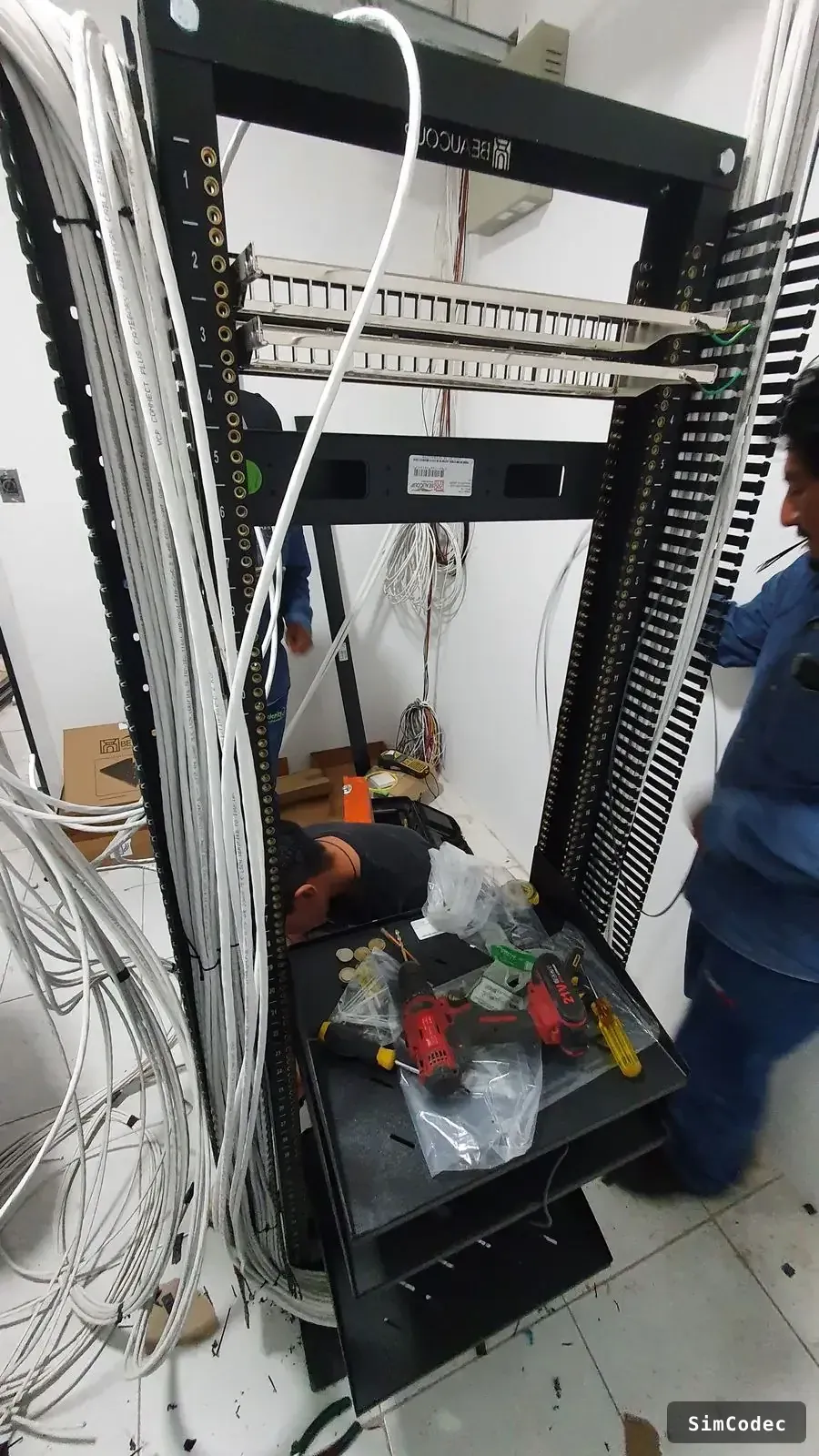 Equipo instalando el rack