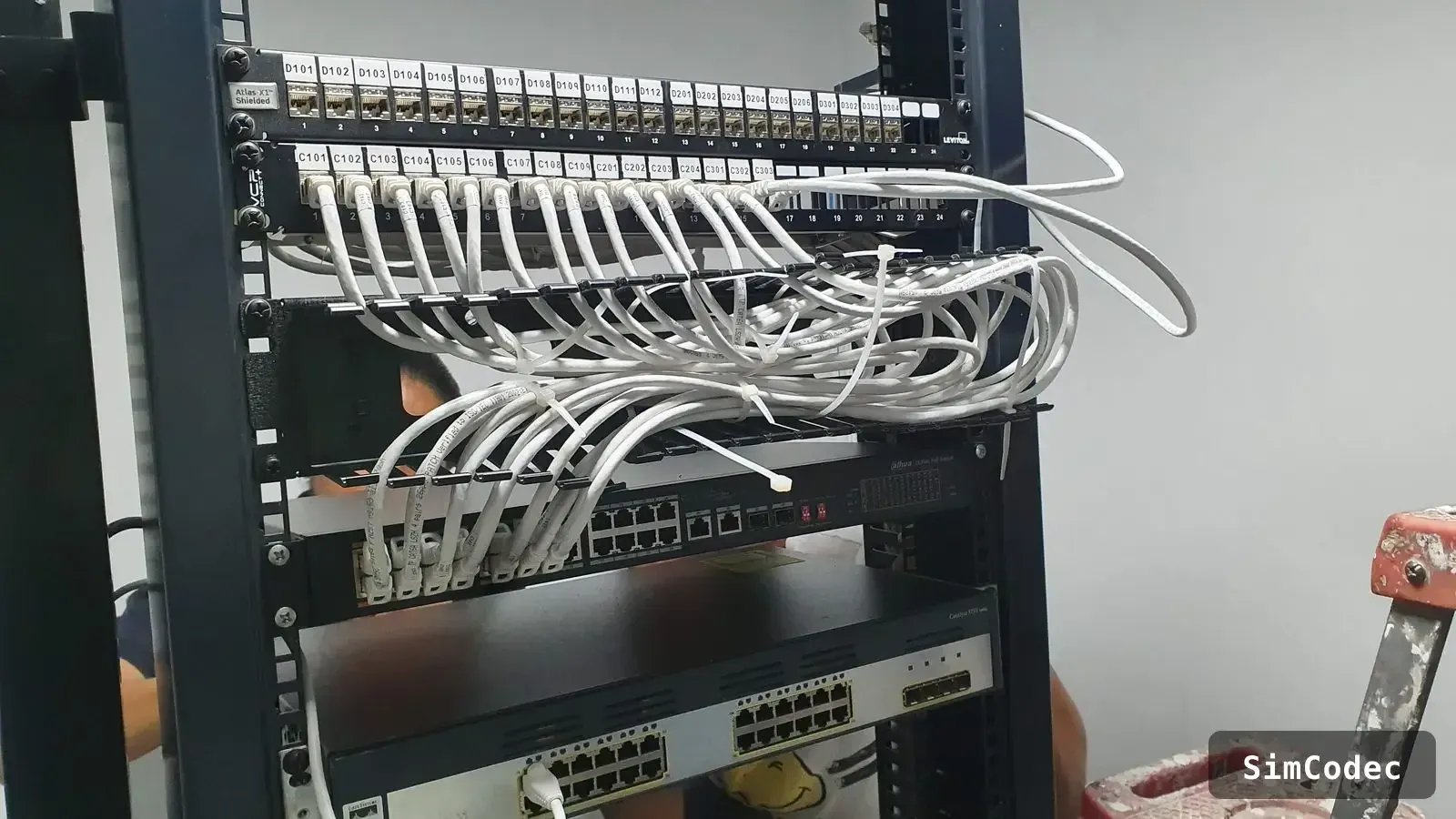Switch y gestión de cable terminada