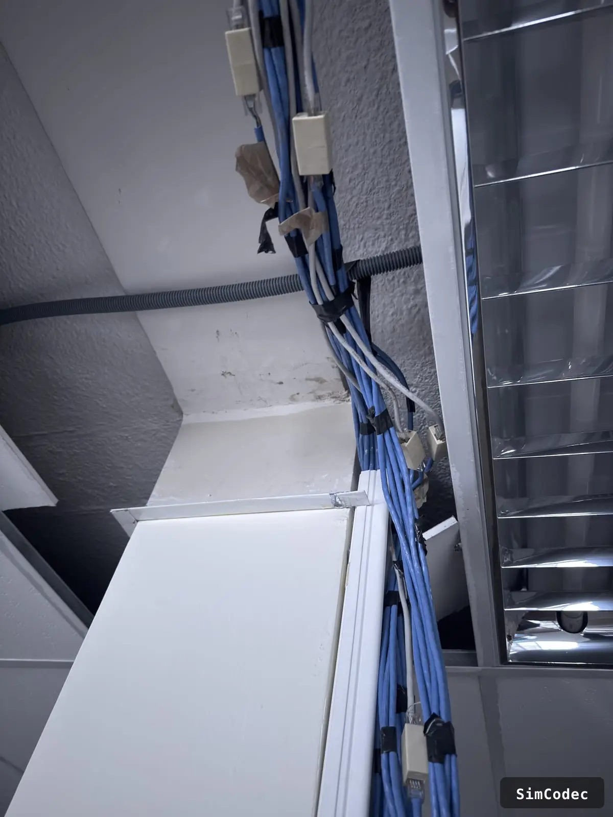 Bajante de cableado hacia el rack