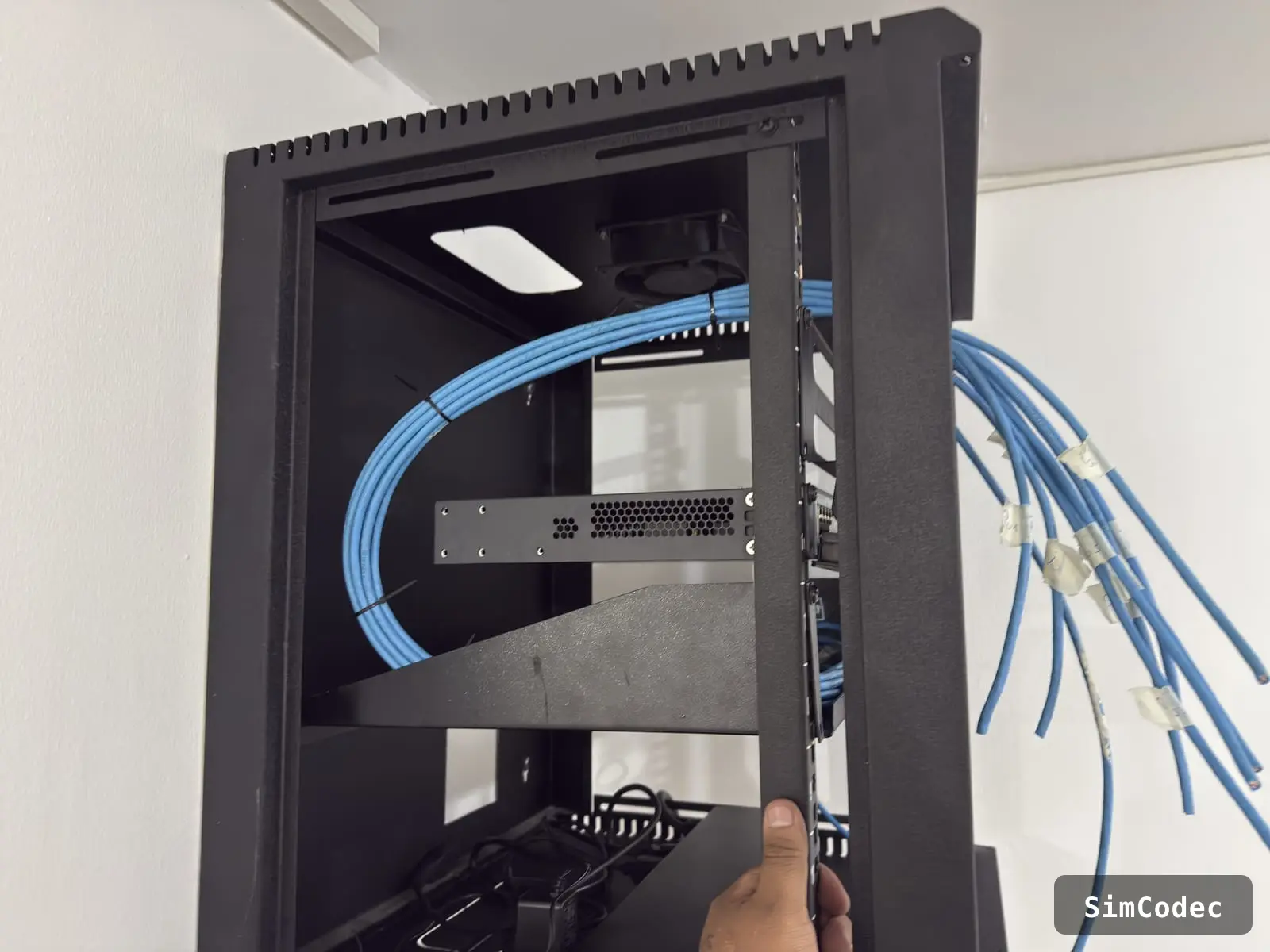 Rack en montaje con acometida de cableado