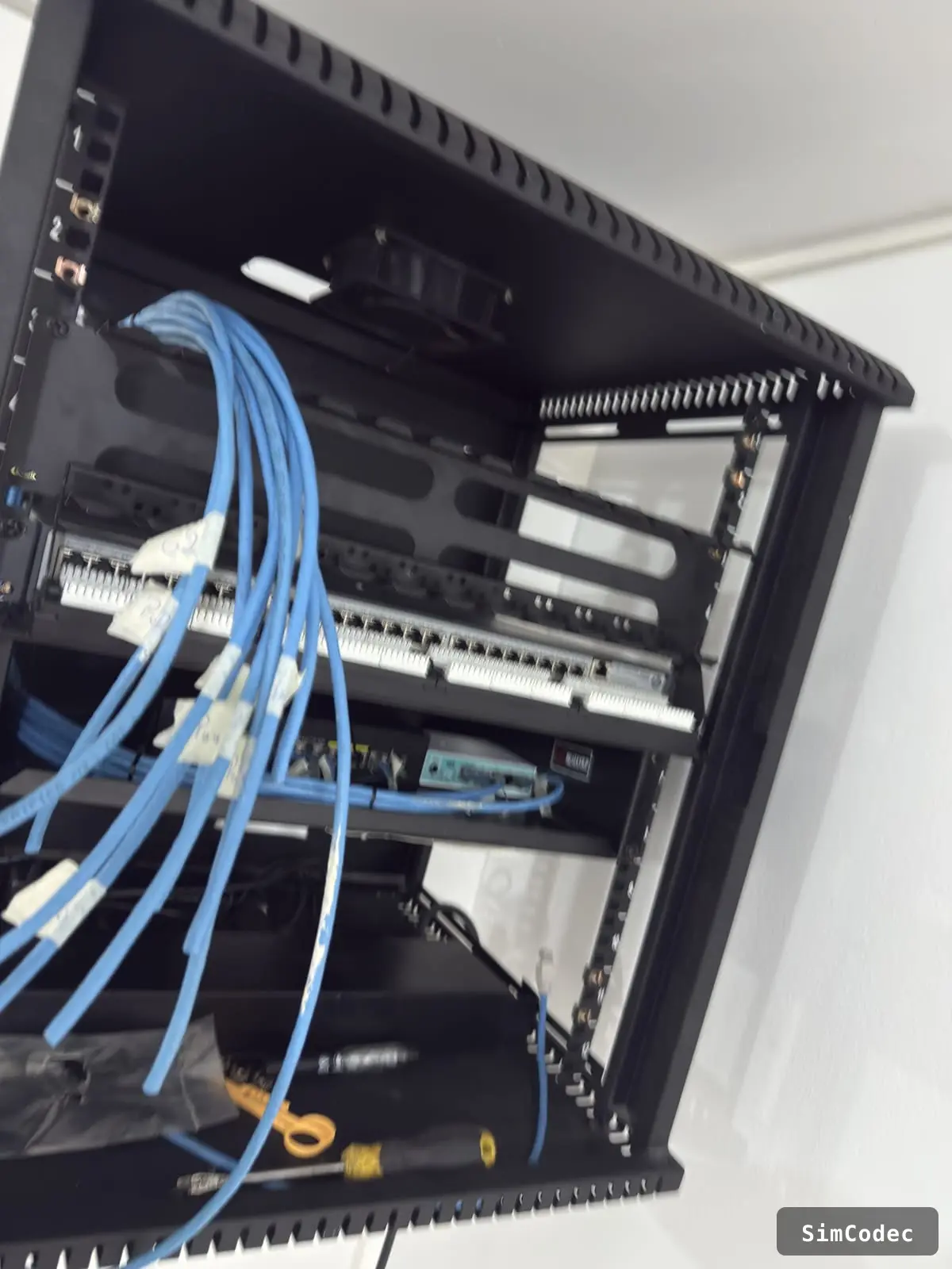 Patch panel y cableado en el rack nuevo
