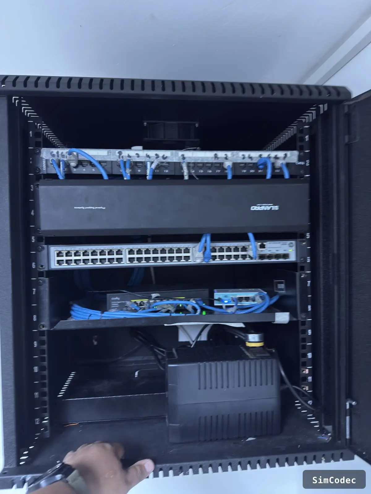Rack terminado con patch panels y switches
